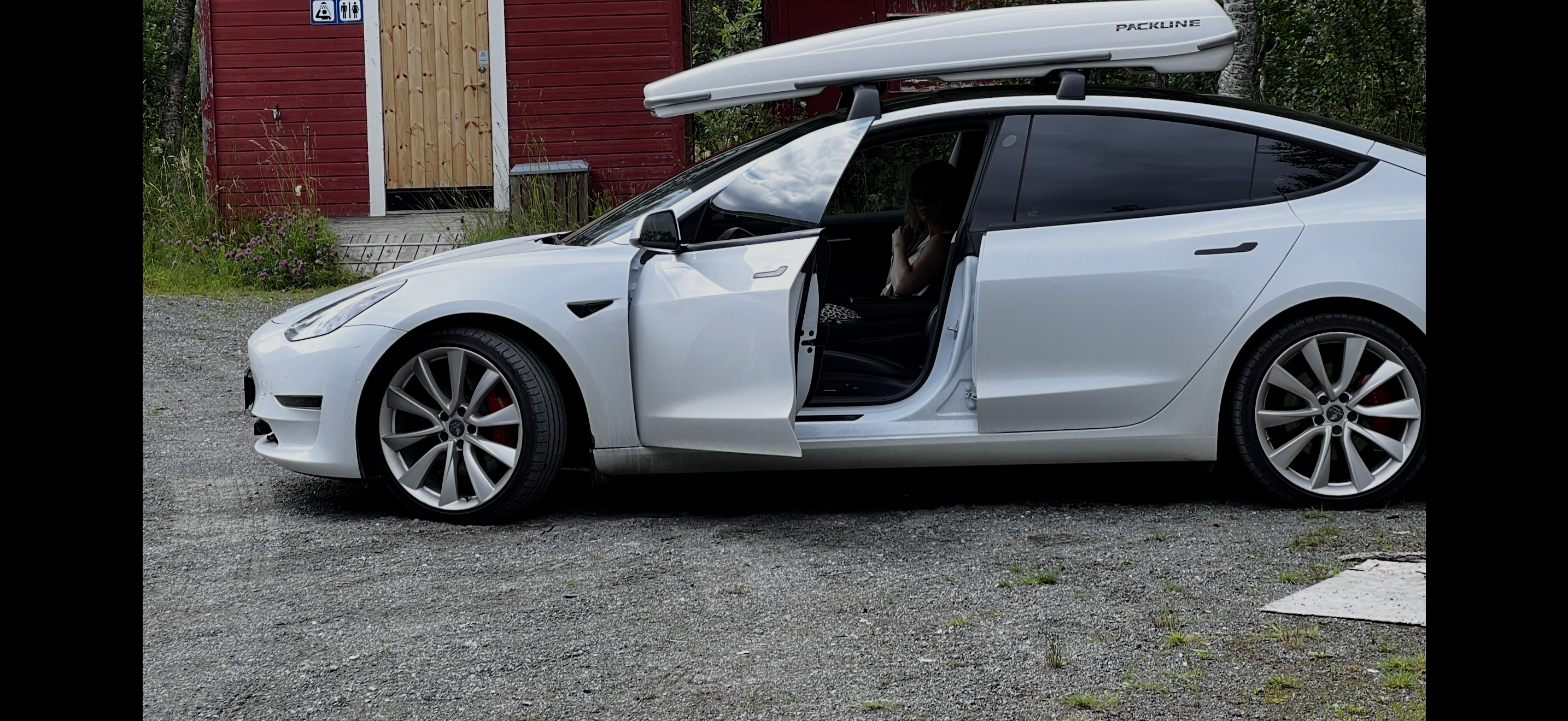 Takboks  tilpasset tesla model 3 