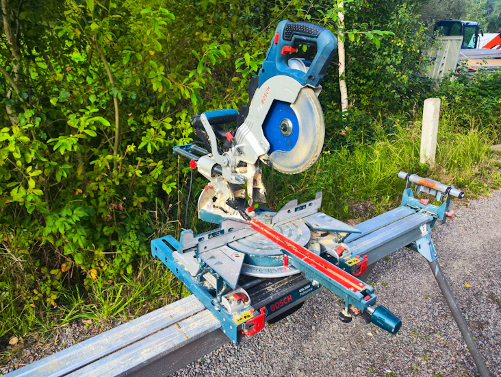 Kap- & gersåg med sågbord – bosch gcm 8 sde + gta 3800