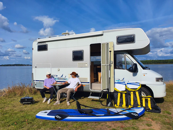 Husbil för 6 personer uthyres alla årstider. vattenburen värme