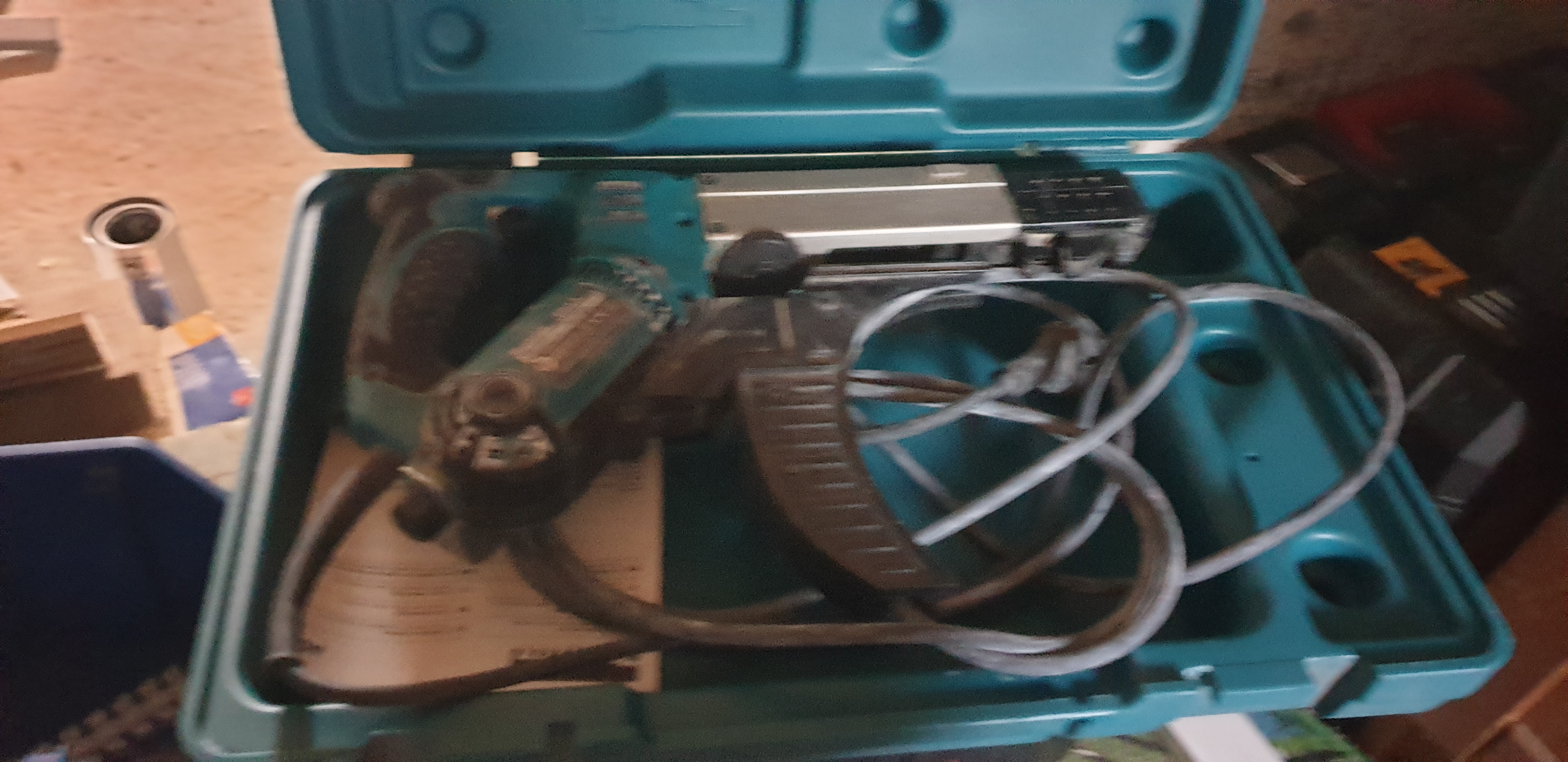 Makita 6843 skruautomat(230v) - effektiv gipstrekker med ledning 
