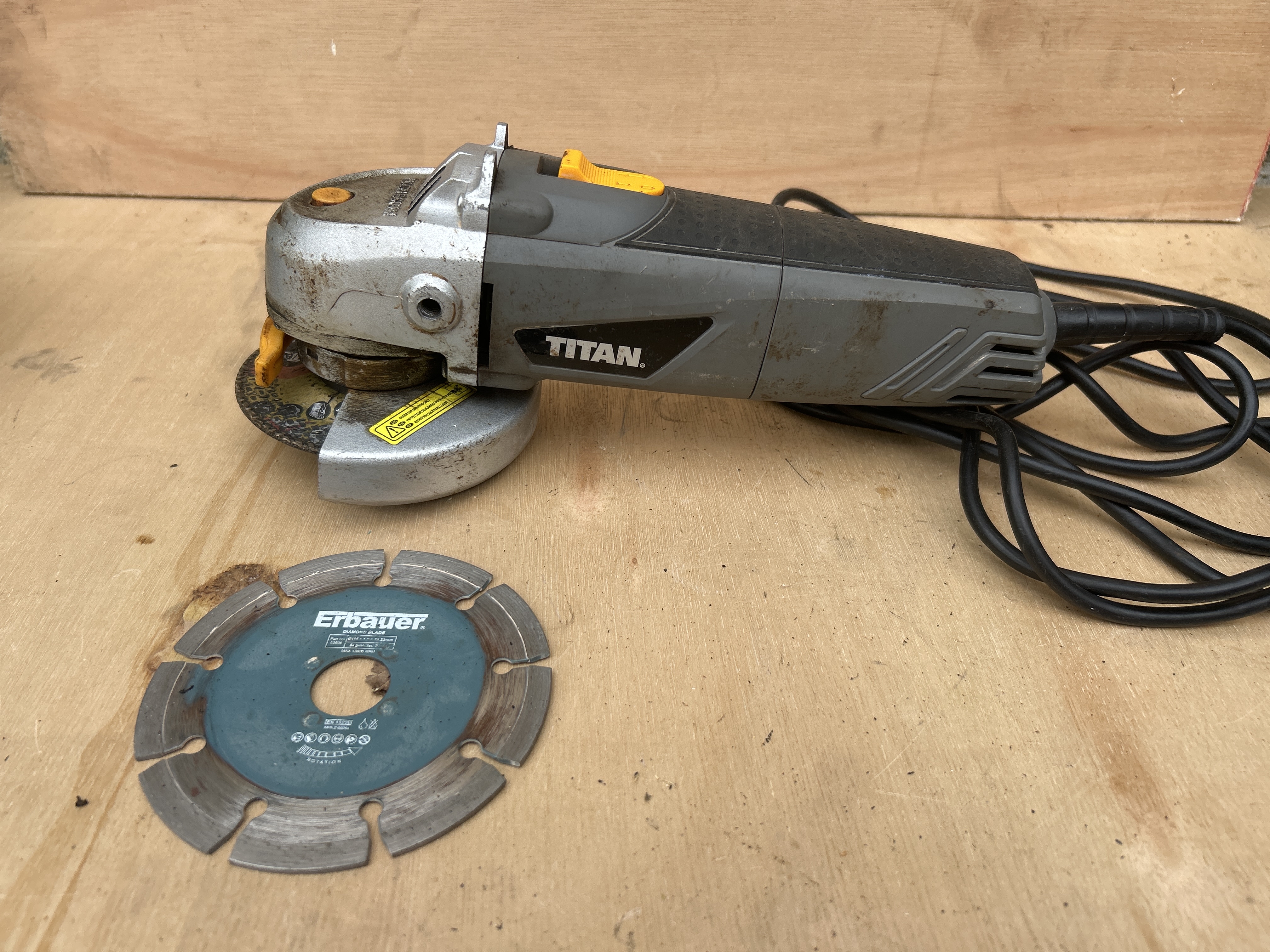 Titan 115mm angle grinder + accessories