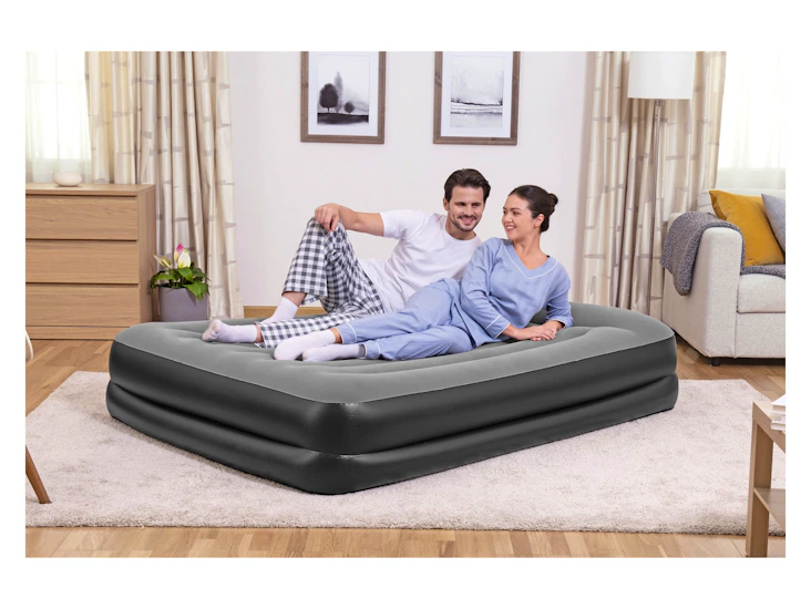 Luftadrass med inbyggd pump