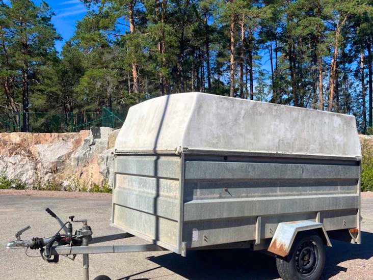 Bromsad släpvagn med kåpa