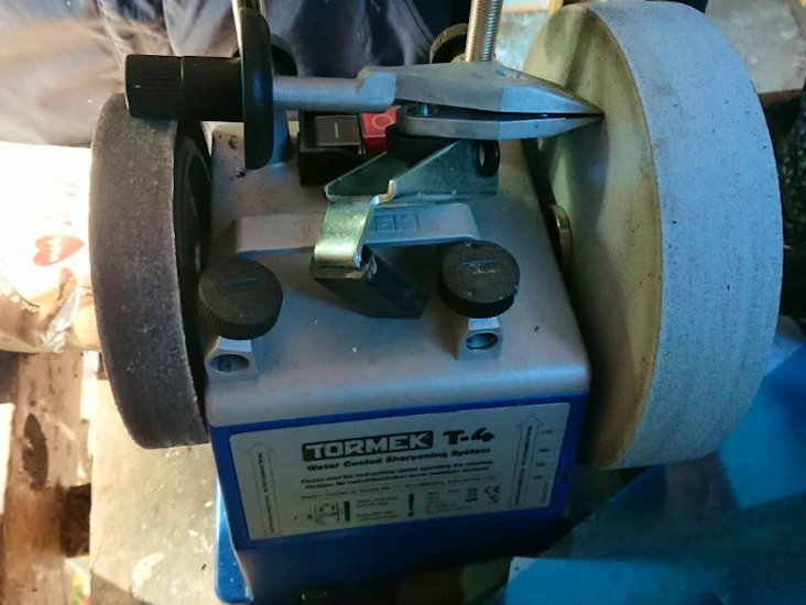 Slipmaskin för knivar och yxor