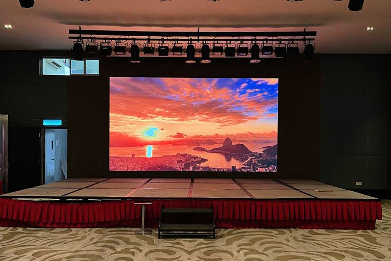Led screen and pa speakers 