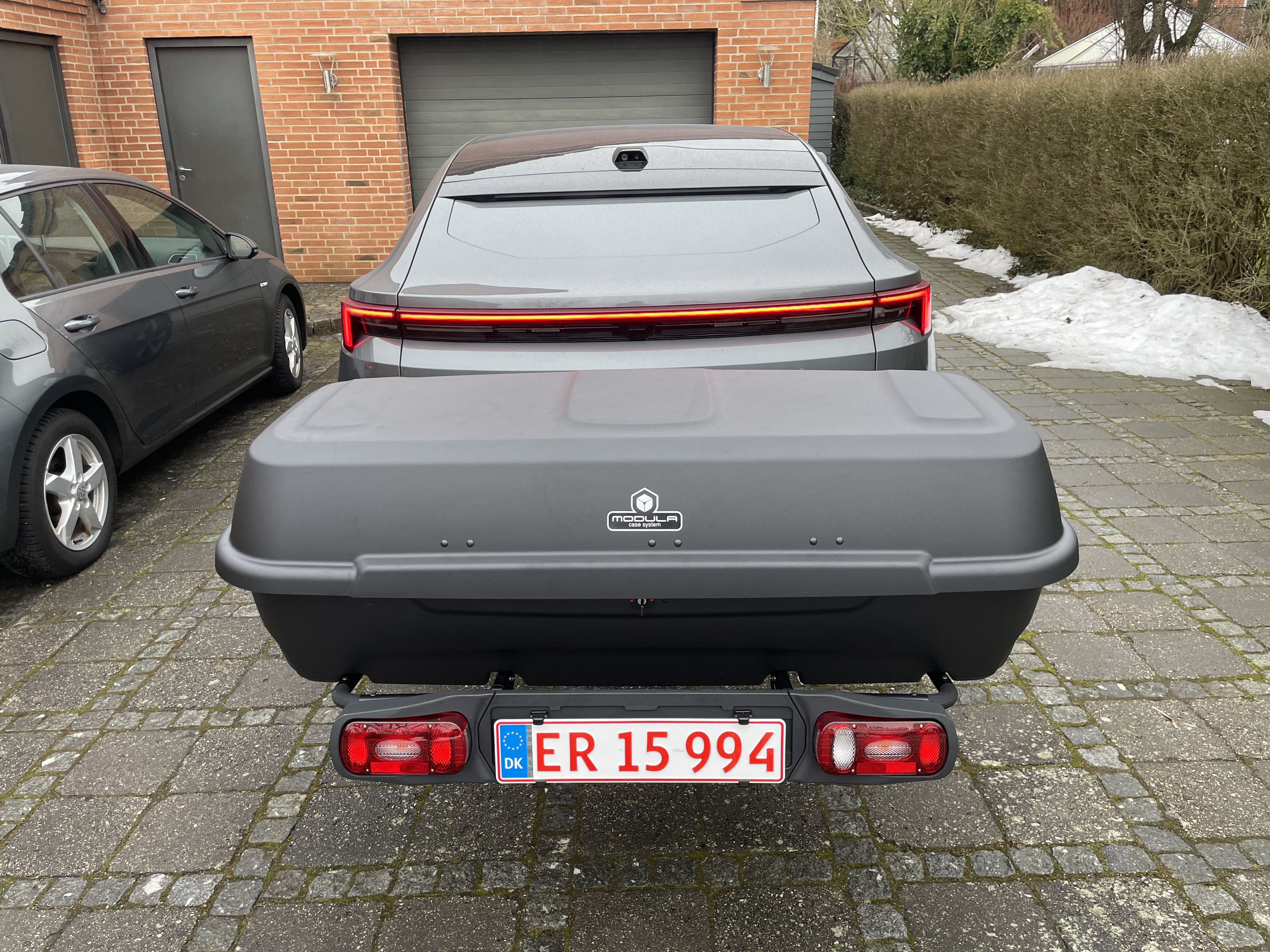 410l bagageboks til anhængertræk med vippefunktion.