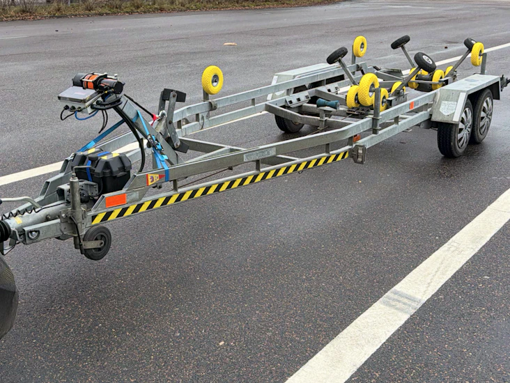 Båttrailer 3500kg 80km/h med elvinsch