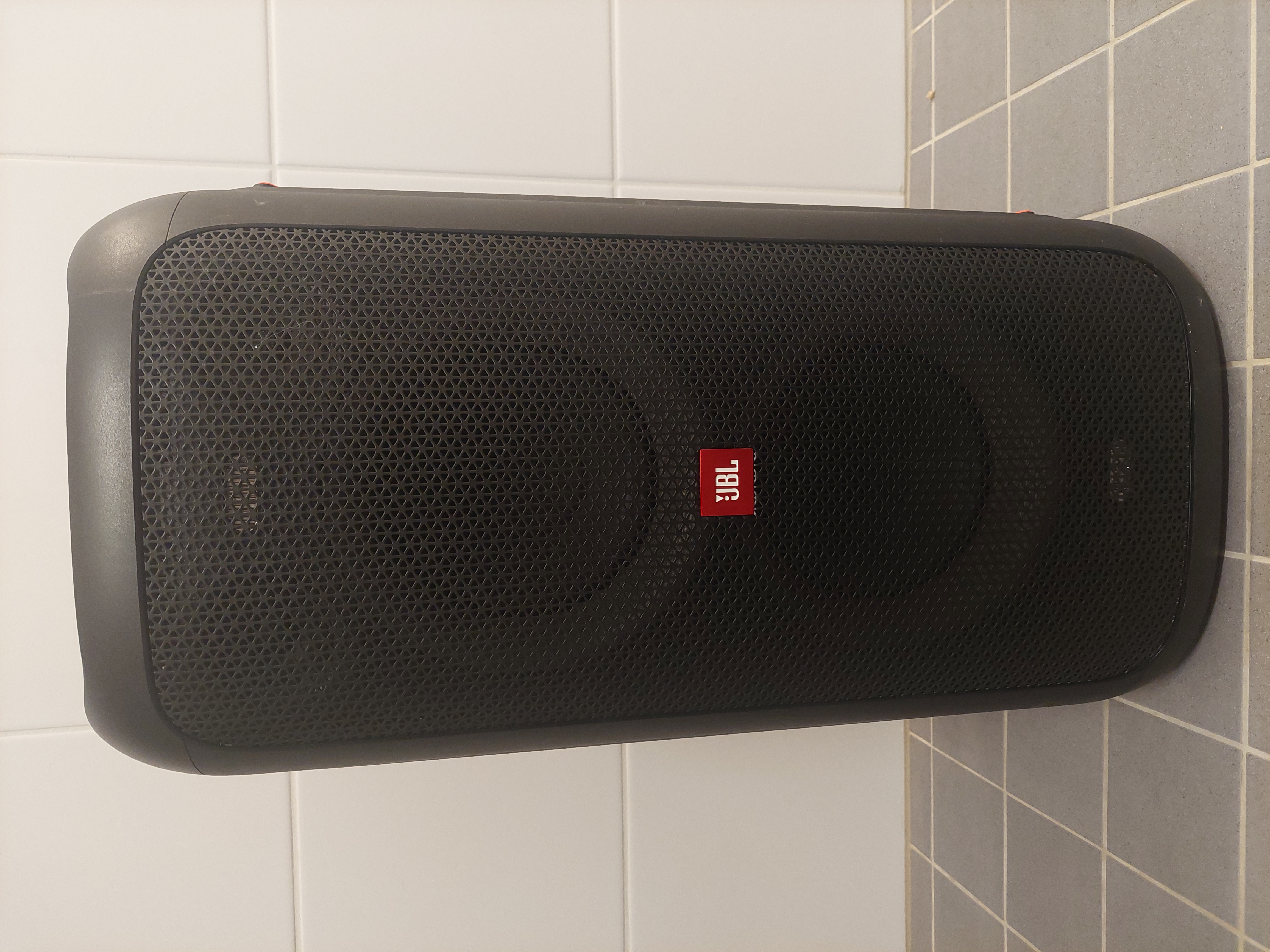 Kaiutin jbl partybox 100