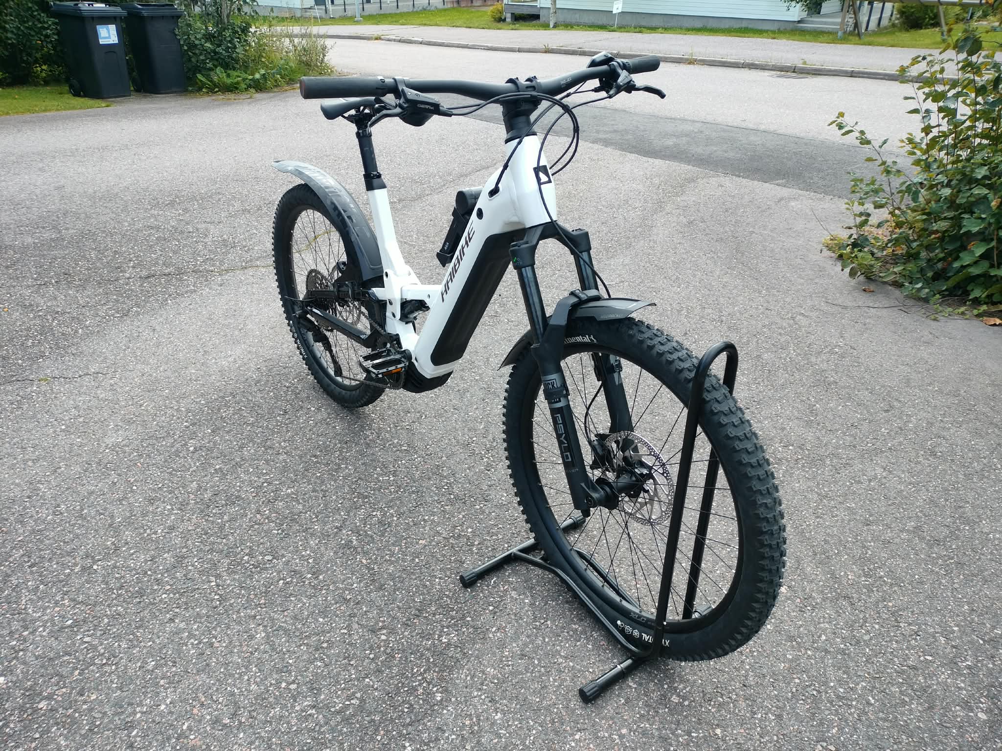 Sähkömaastopyörä täysjousitettu