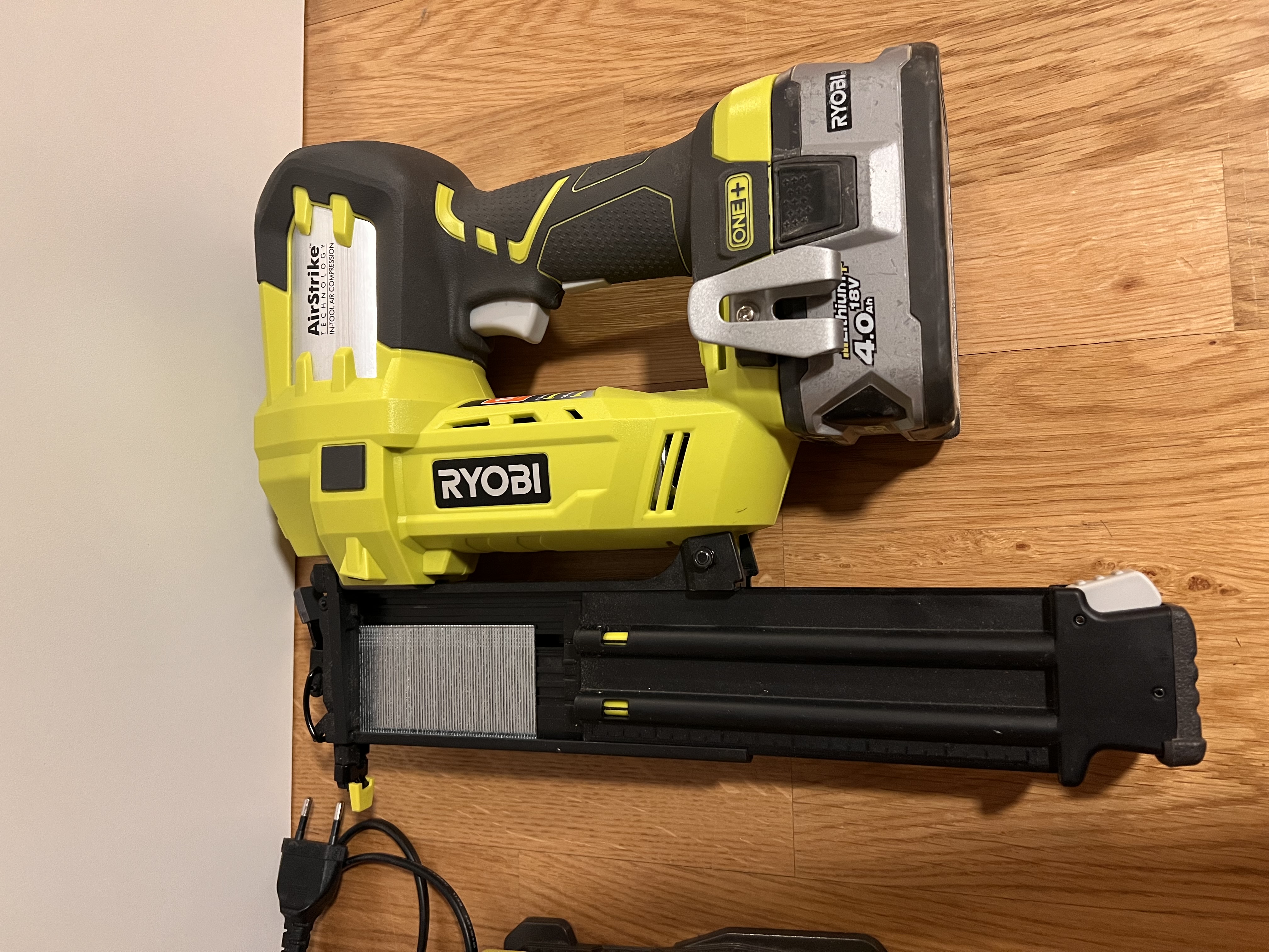 Batteridrevet spikerpistol 18 v 15-50 mm