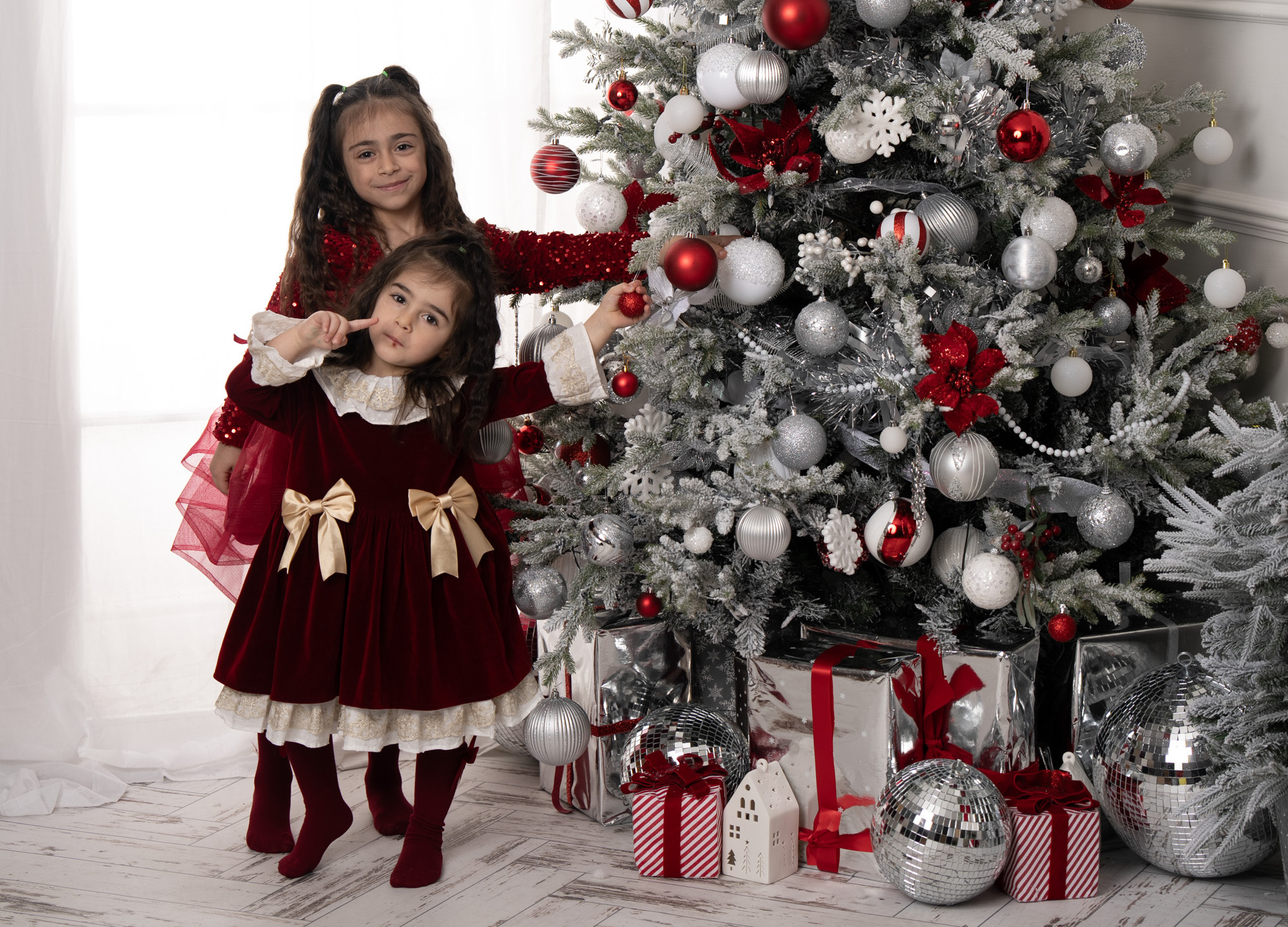 Christmas/ new's velvet red with gold bows girl dress, 3-4 years old