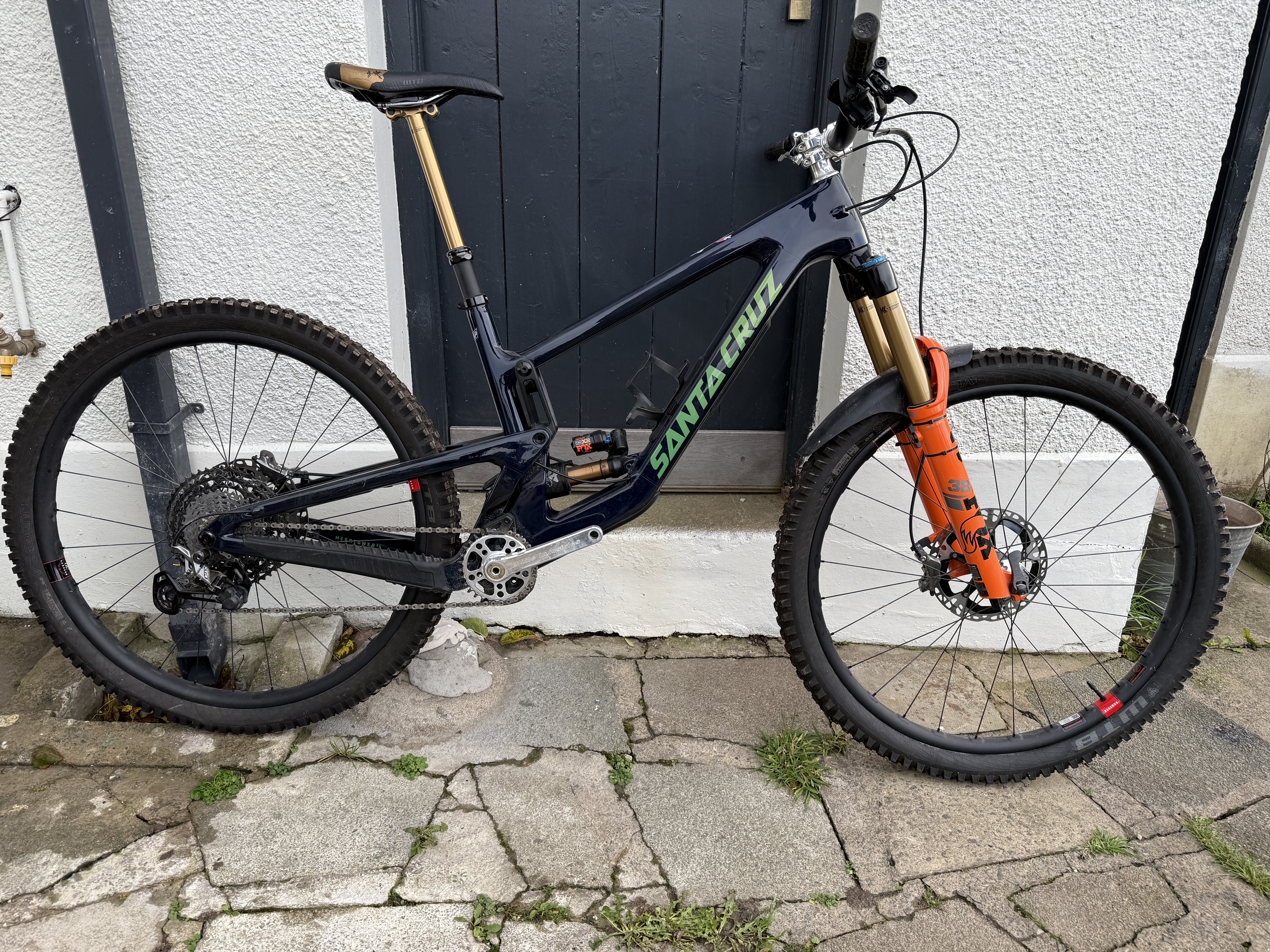 Santa cruz mega tower cc size large