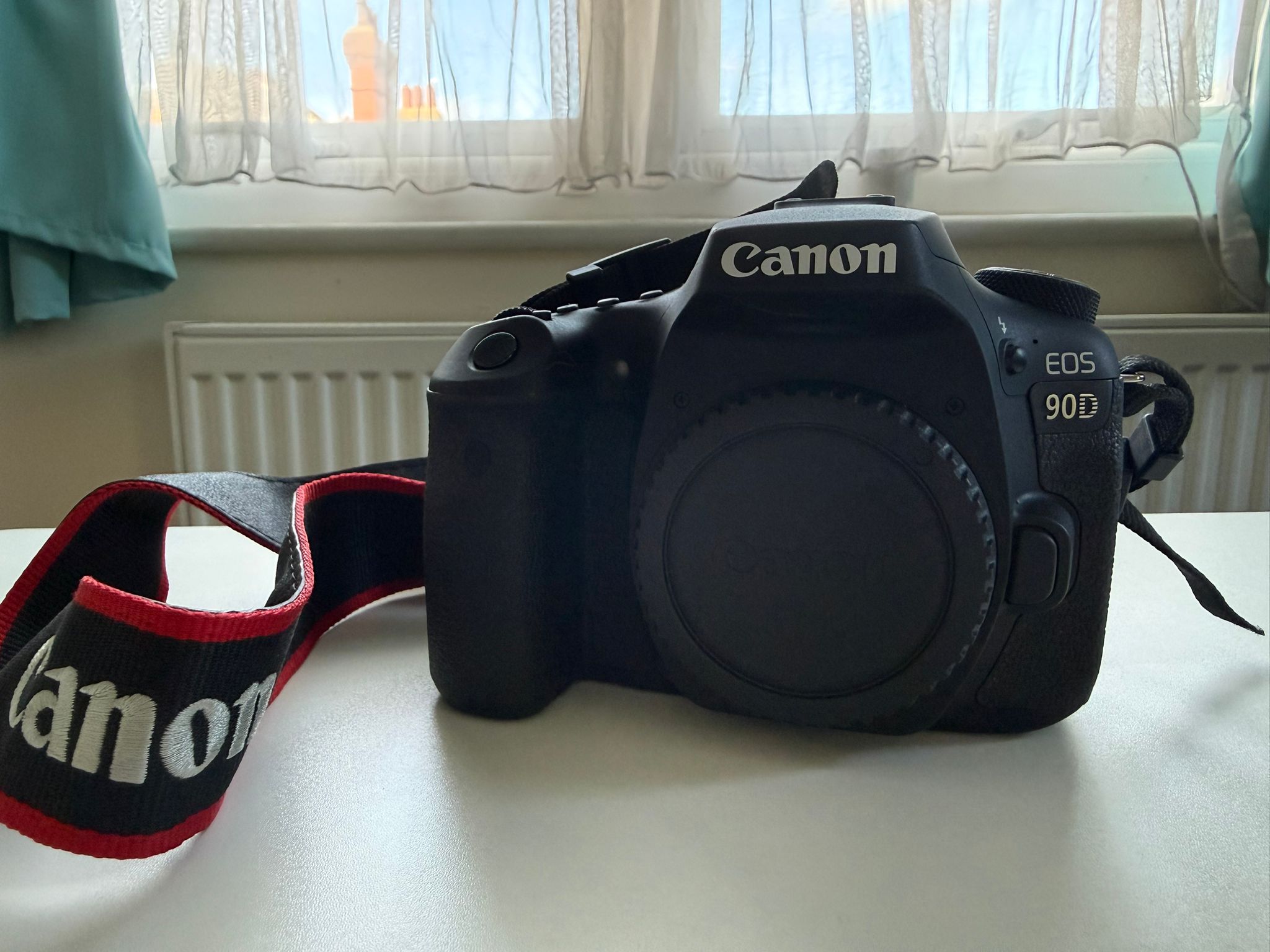 Canon eos 90d body only + 128 gb sd card + battery