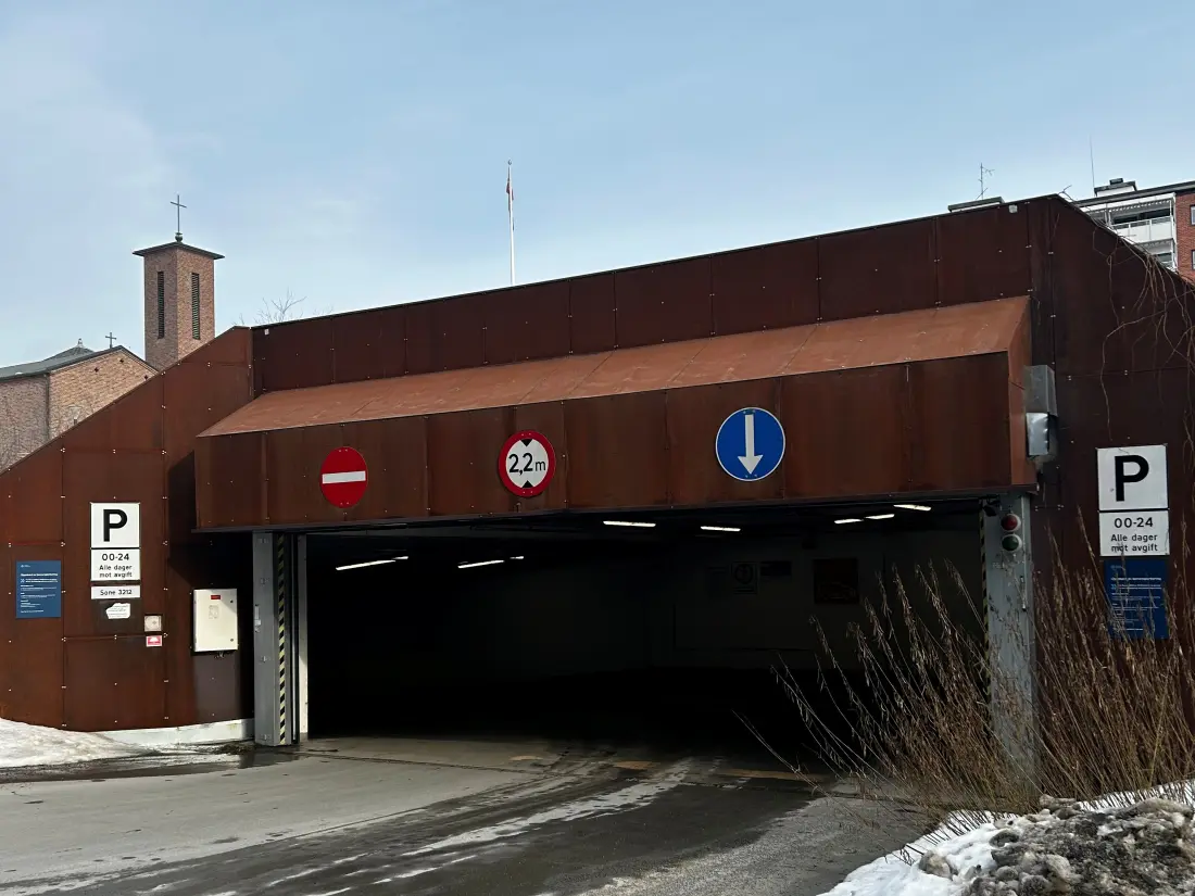 Parkering i p-hus/garasje ønskes leid