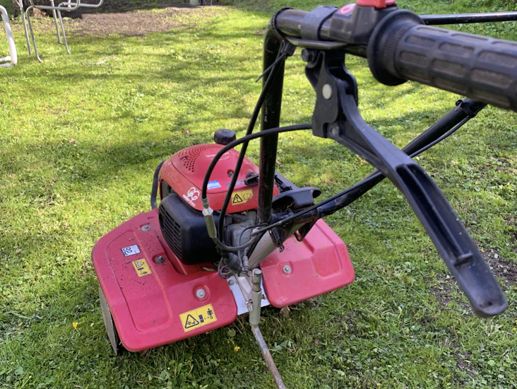 Honda f220 jordfräs – lättstartad & stark. (gräsmatta, odling, mm)