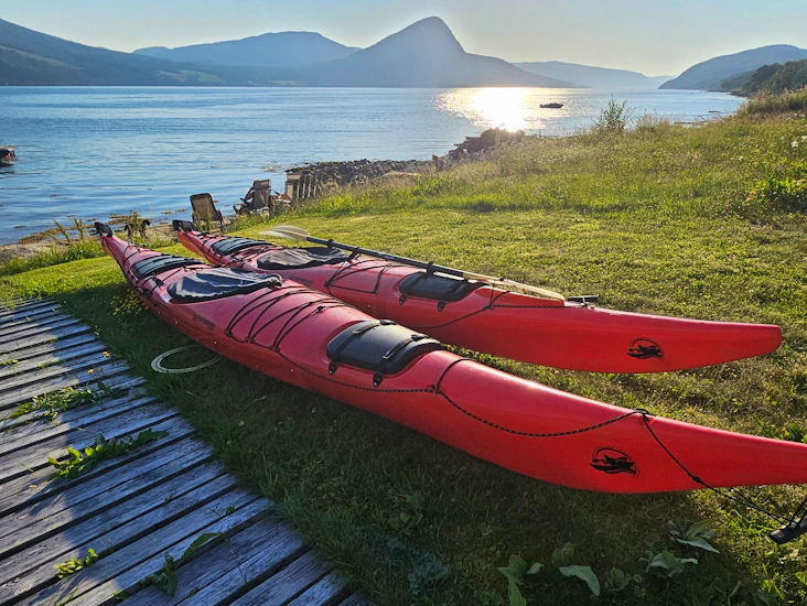 2 havkajakker med komplett utstyr