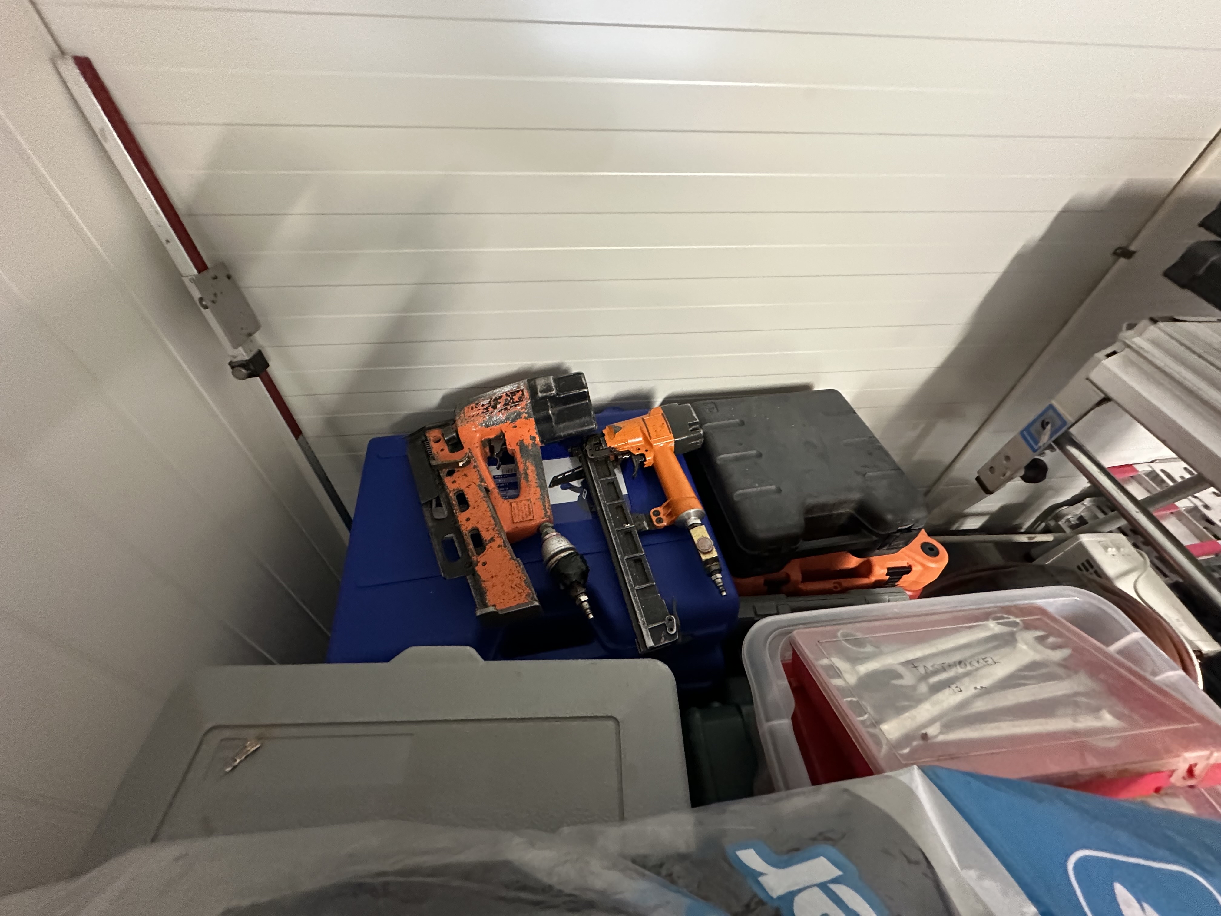 Diverse pistoler og kompressor