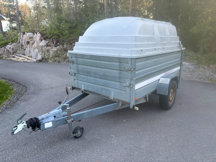 Tiki tilhenger med lokk