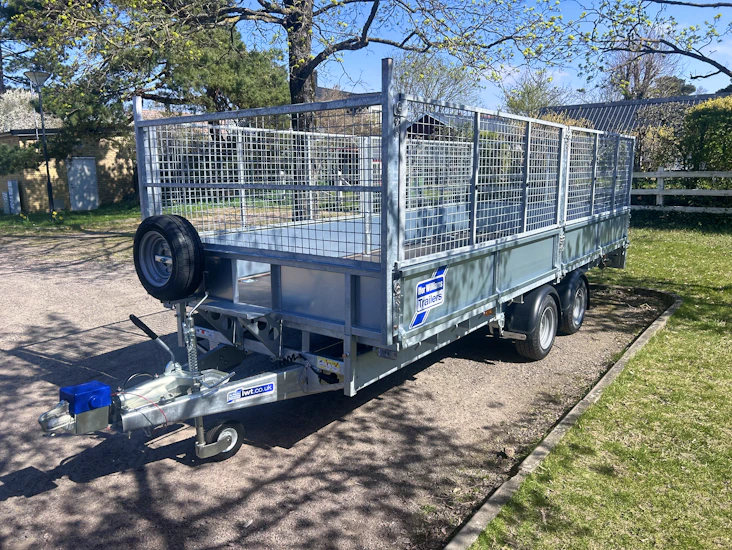 Ett stort galler släp med uppkörningsramp.