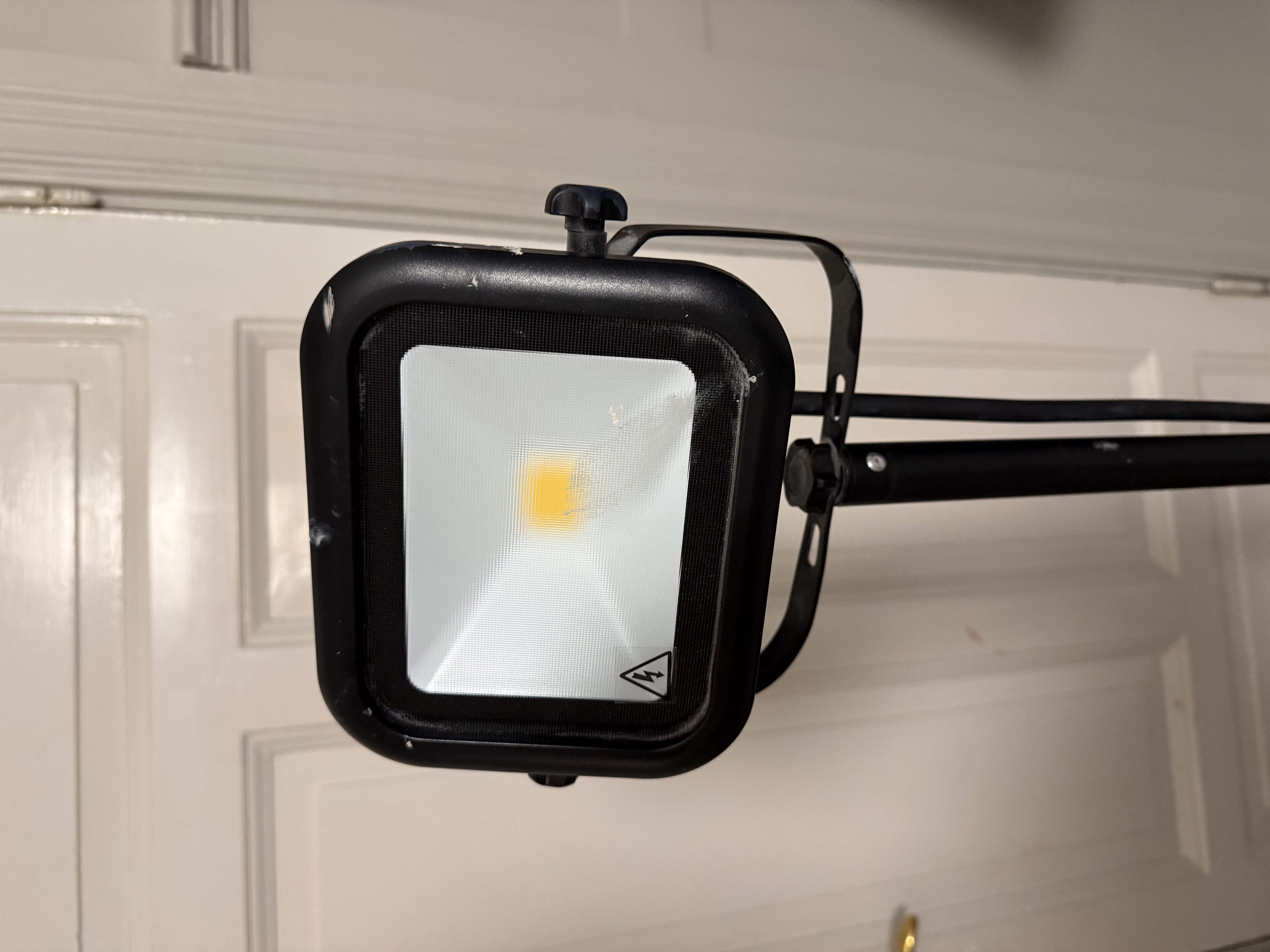 Kraftig led-arbeidslampe på teleskopstativ – perfekt for oppussing