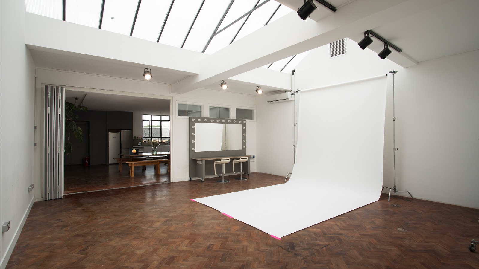 Daylight photography studio with skylights – tottenham hale (n17) – £1800 pcm