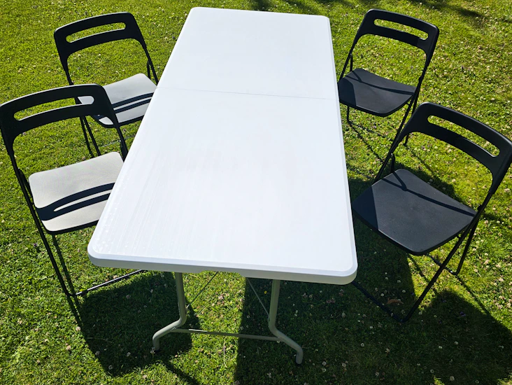 Bord og klappstoler (1 bord og 6 stoler - 250 kr per uke - har to set)