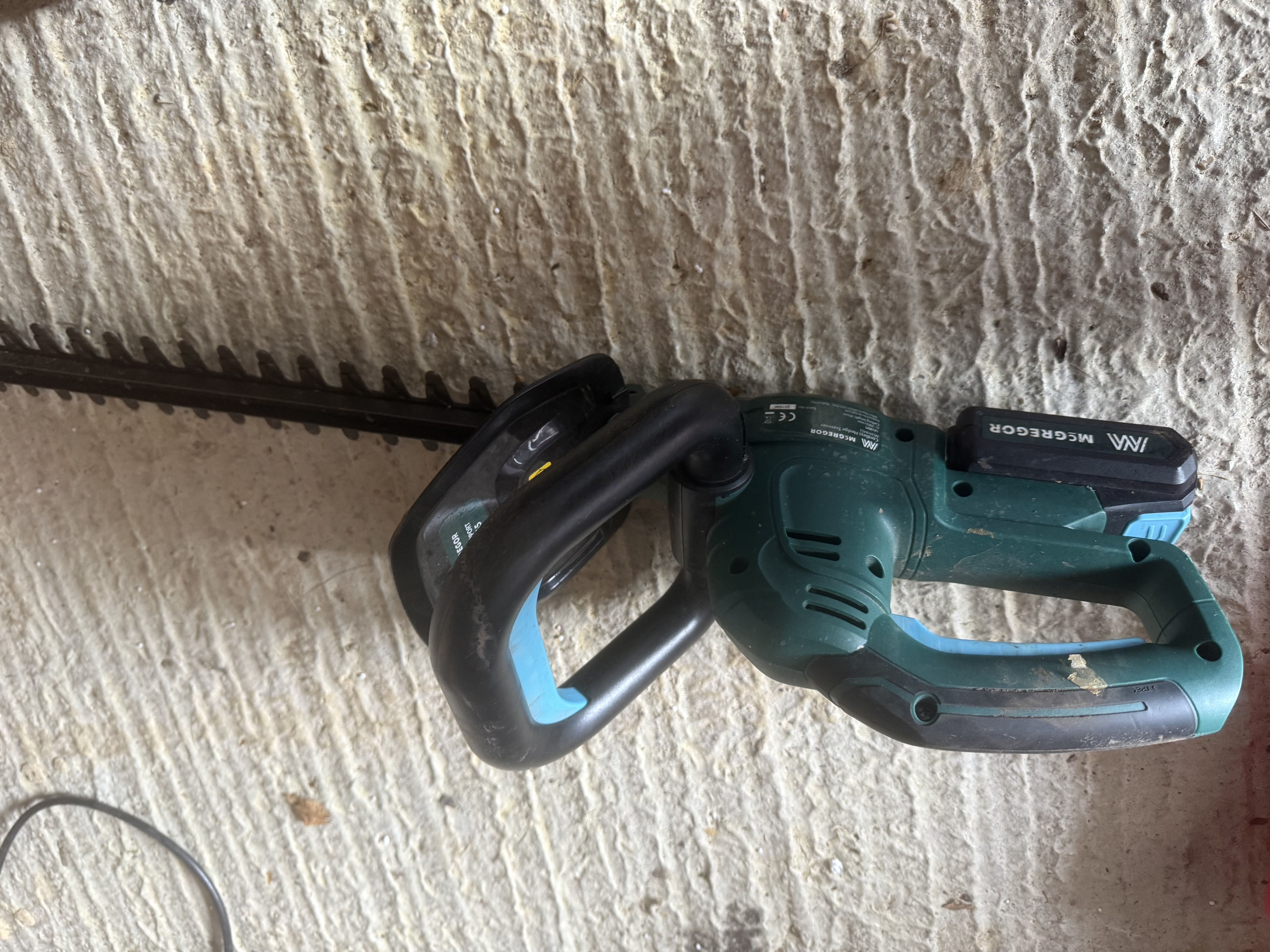 Cordless hedge trimmer 