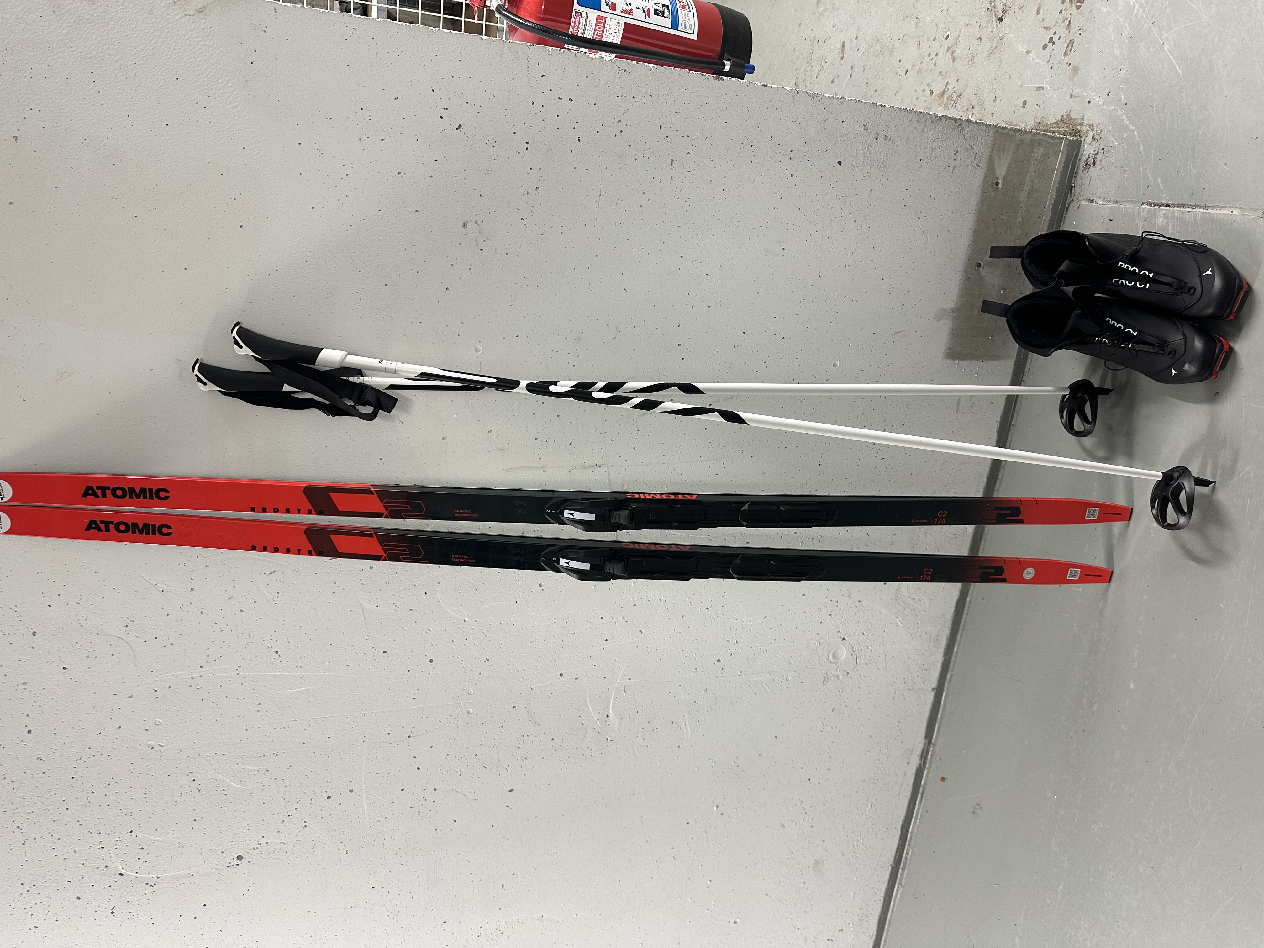 Felleski med sko og staver 