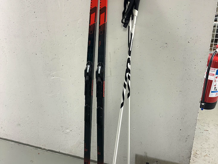 Felleski med sko og staver