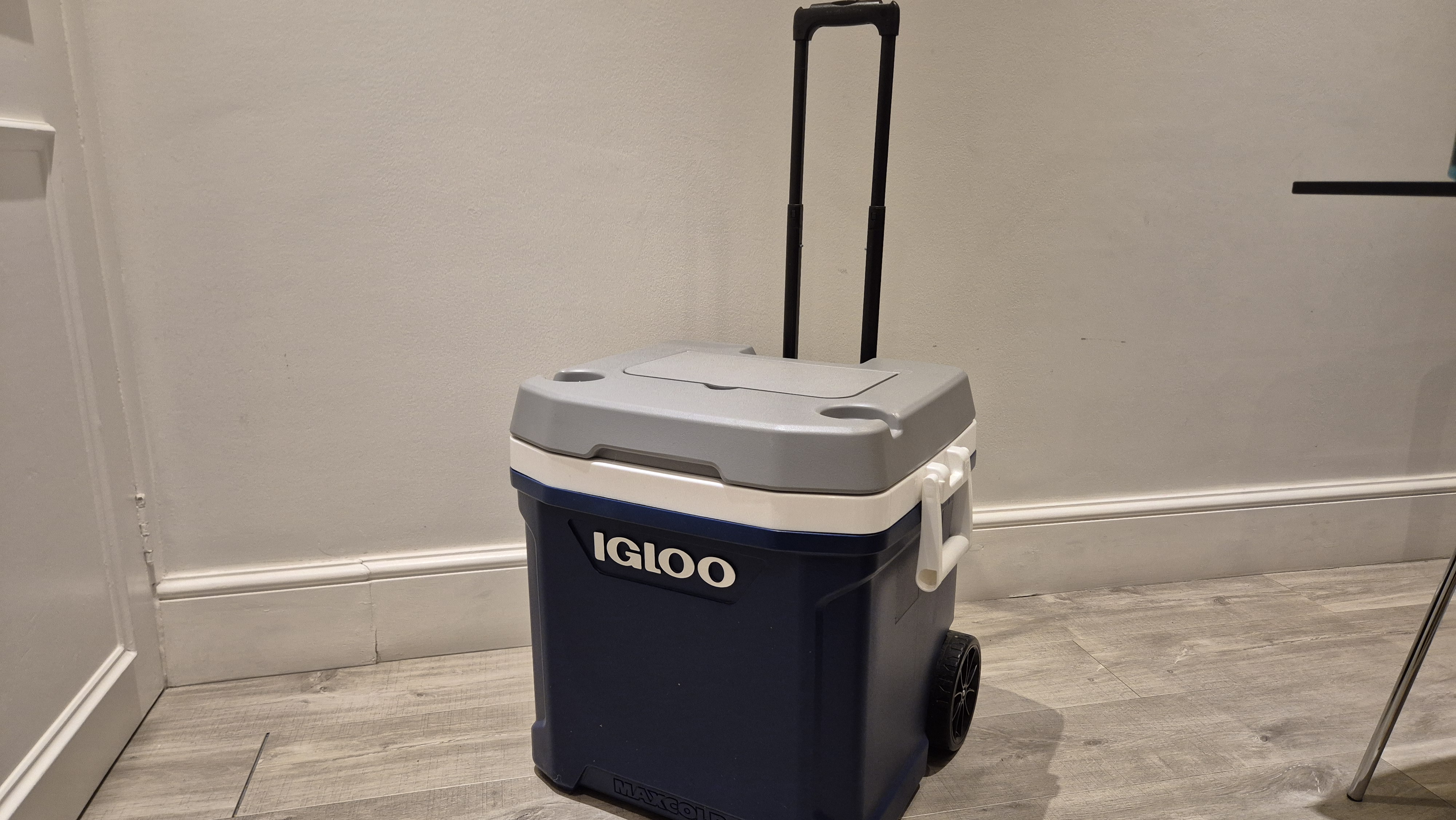 Igloo maxcold 58 litre cooler cool box with wheels
