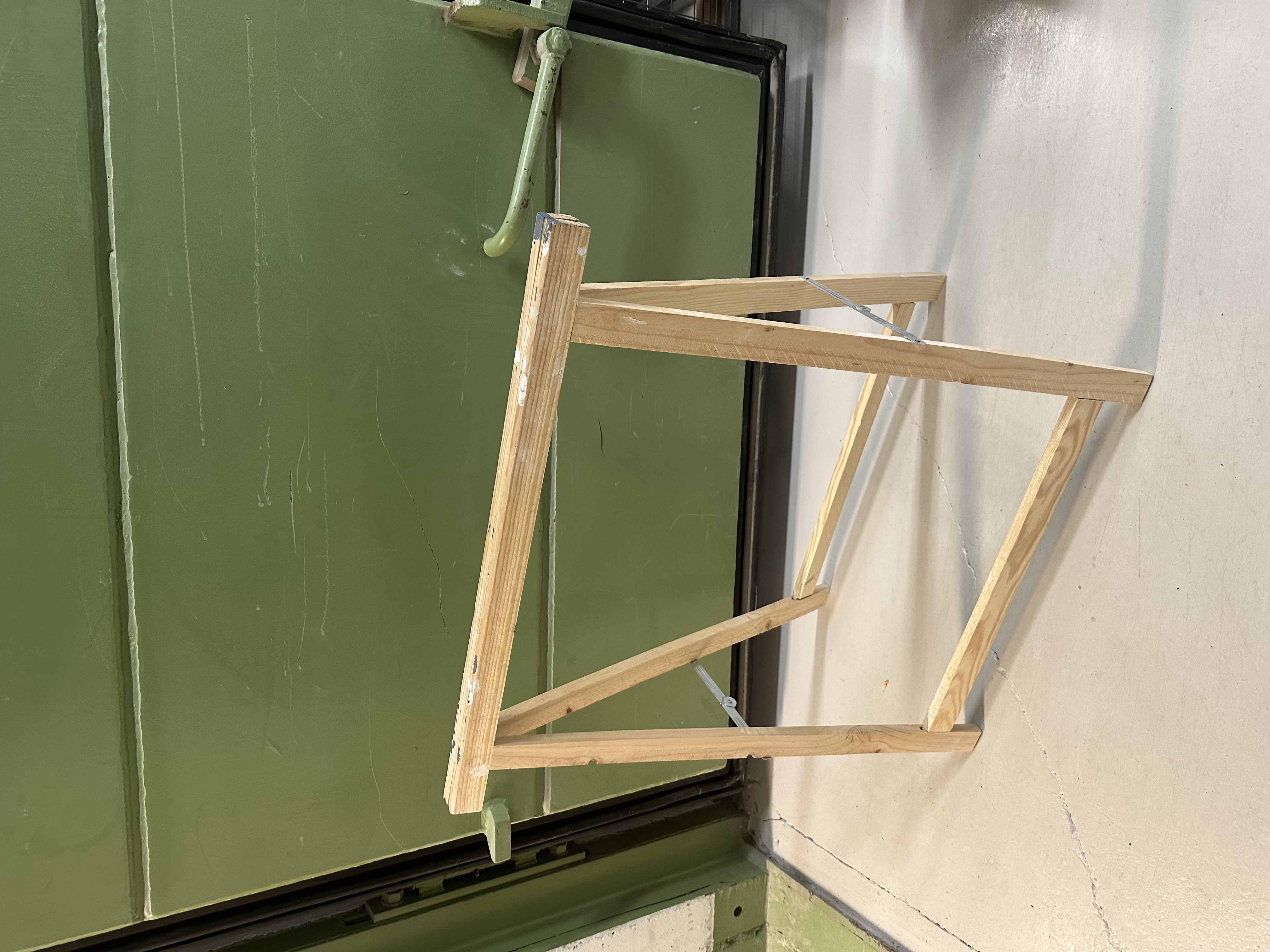 4 stabila träbockar + 3 tvingar – komplett arbetsstation (solna c)