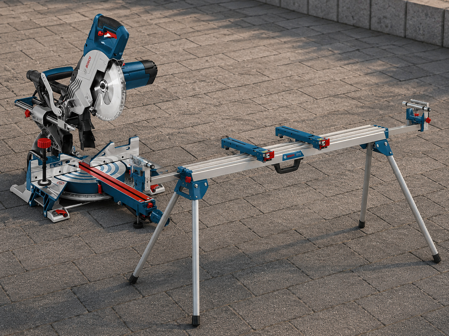 Praktisk bosch 1600w kapp og gjæringssag med stativ
