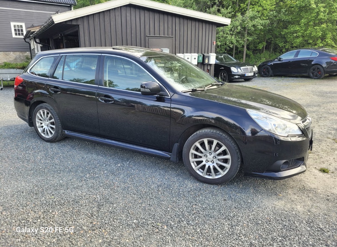 Subaru legacy - 2.5l - 4 wheel drive! 