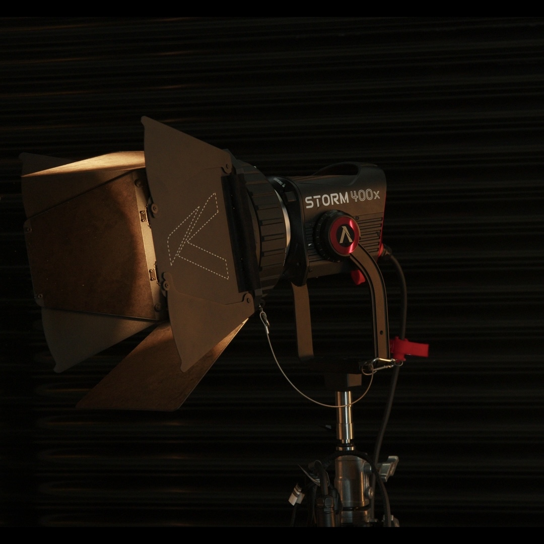 Aputure 400x package w/ fresnel, stand + more