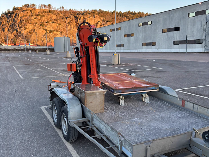 Stort släp med elhydraulisk lyftkran!