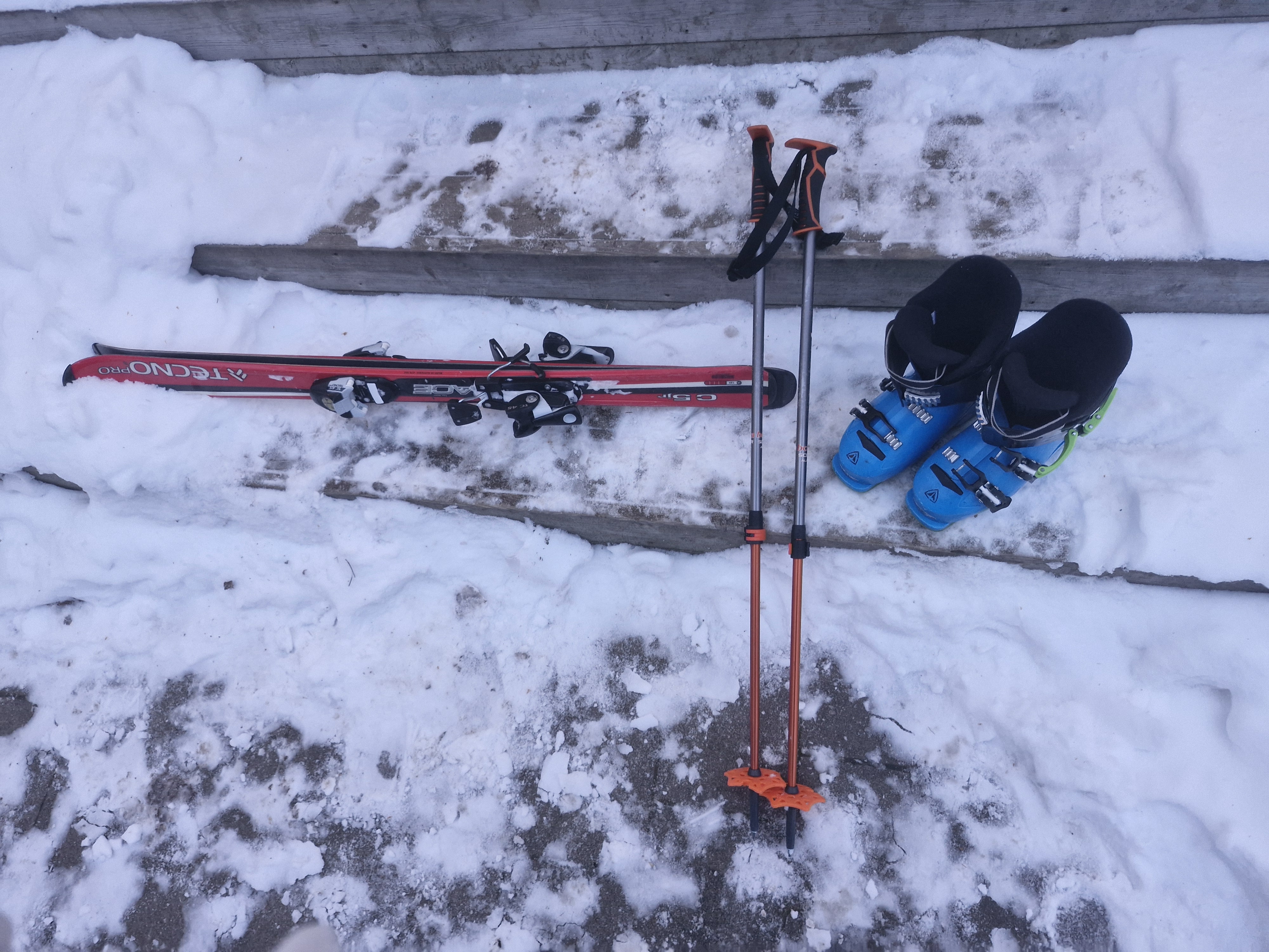 Alpinskidor 120 cm med pjäxor storlek 36 och stavar