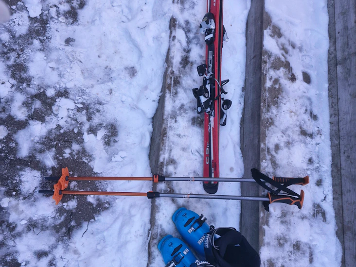 Alpinskidor 120 cm med pjäxor storlek 36 och stavar