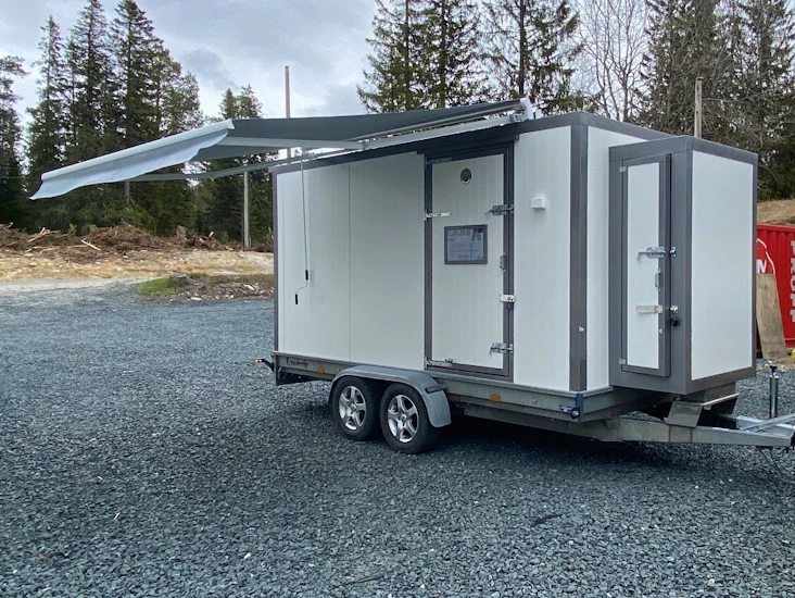 Mobil byggeplasshenger – verksted, lager og matbrakke i ett