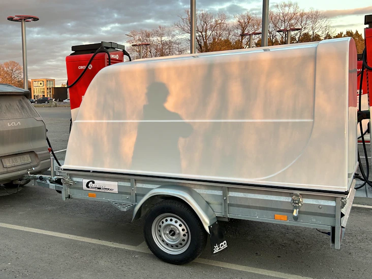 Stort släp med kåpa. också bra för elbil.