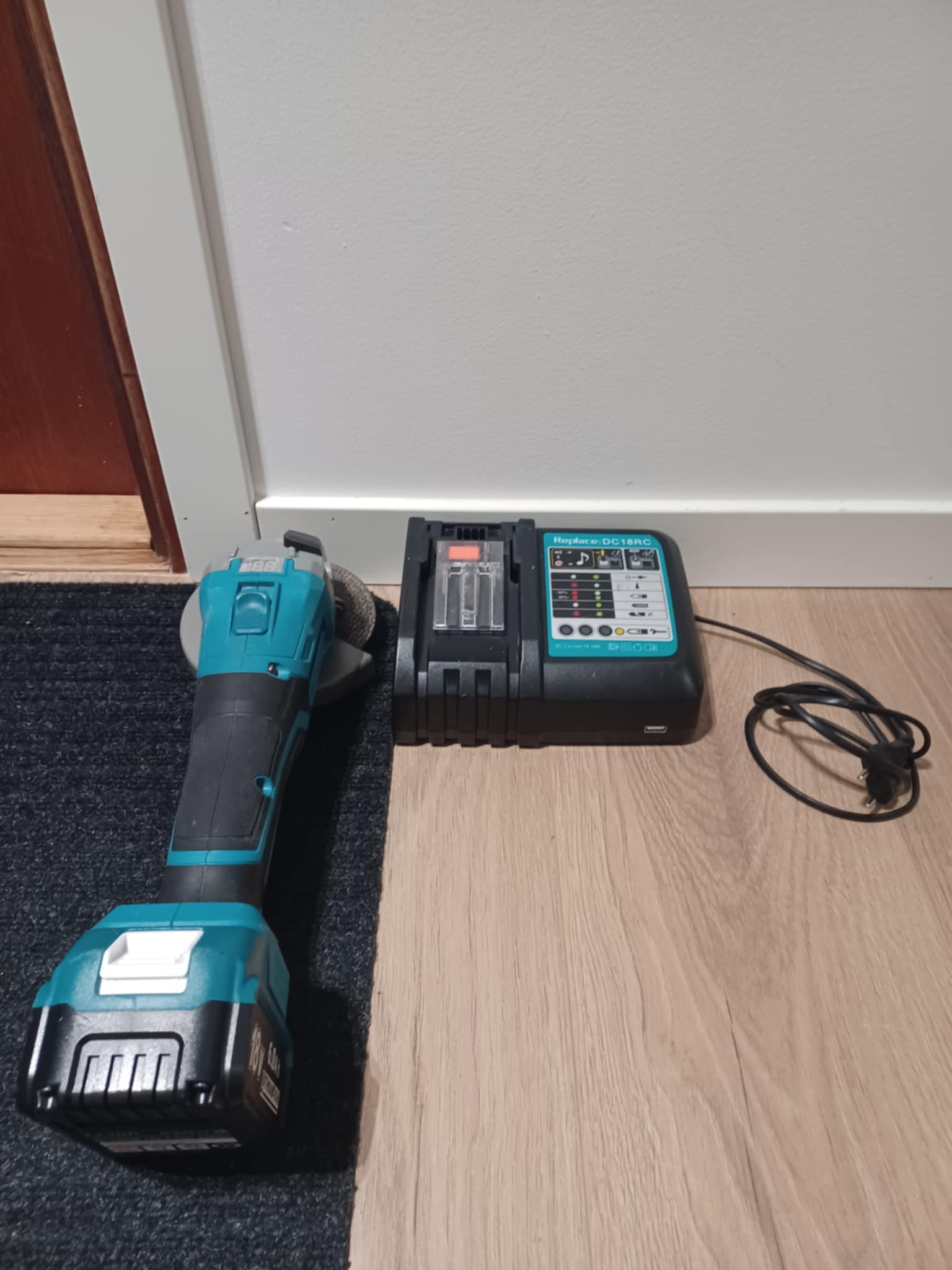 “batteridriven vinkelslip makita 18v – inkl. batteri, laddare & 125 mm skiva” 