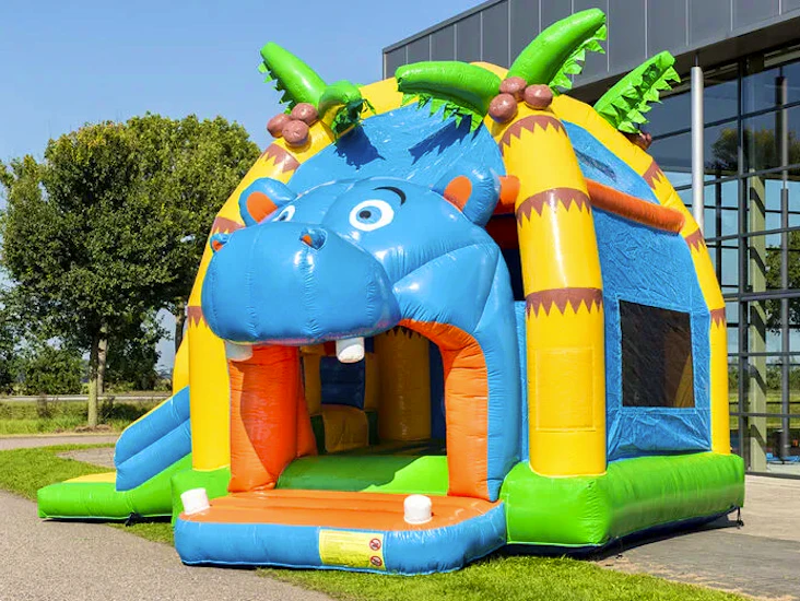 Stor hoppborg med roligt flodhästtema, multiplay & rutschkana!