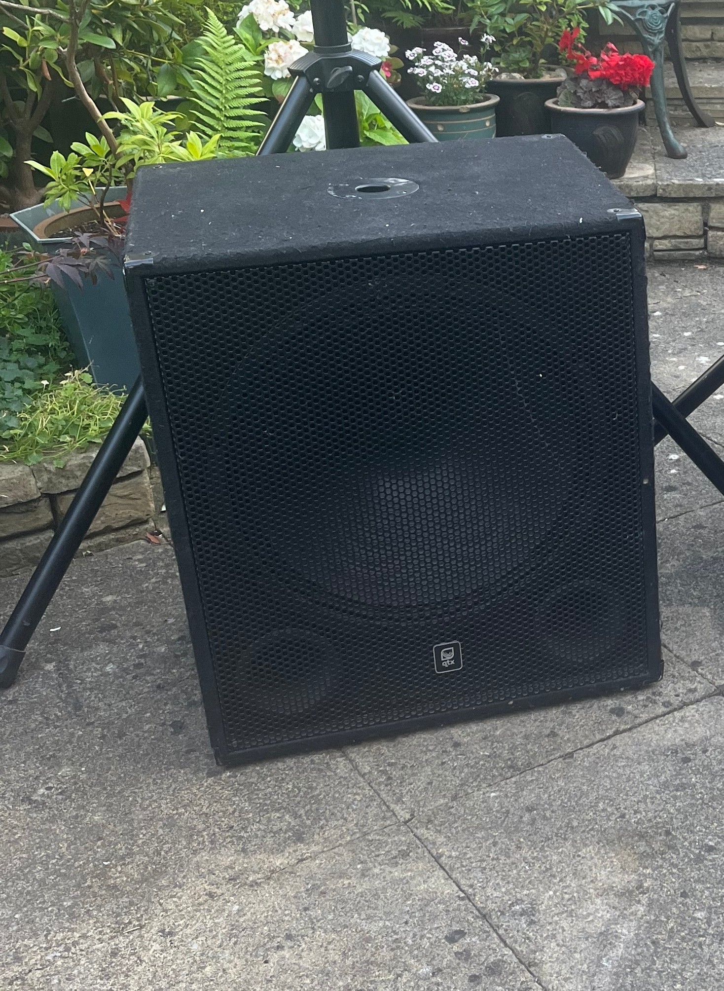 2x pa speakers(includes stand) + 1x  active subwoofer