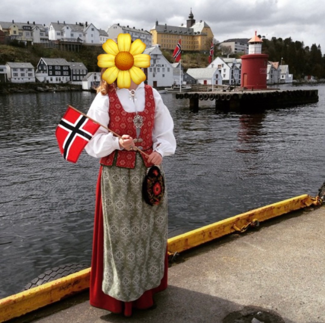 Rød trønderband til leie 