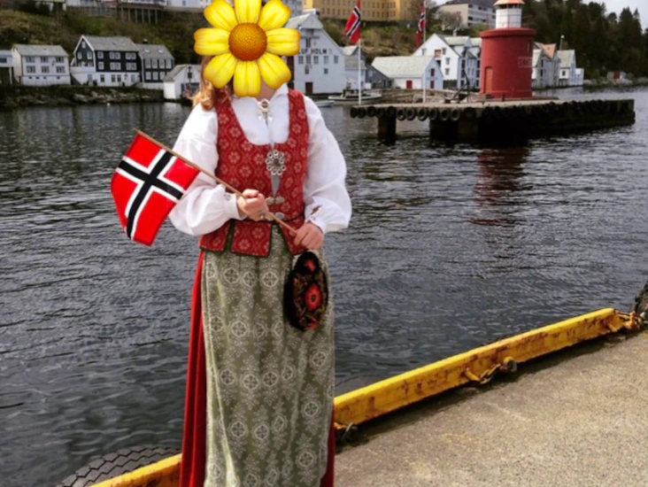 Rød trønderband til leie