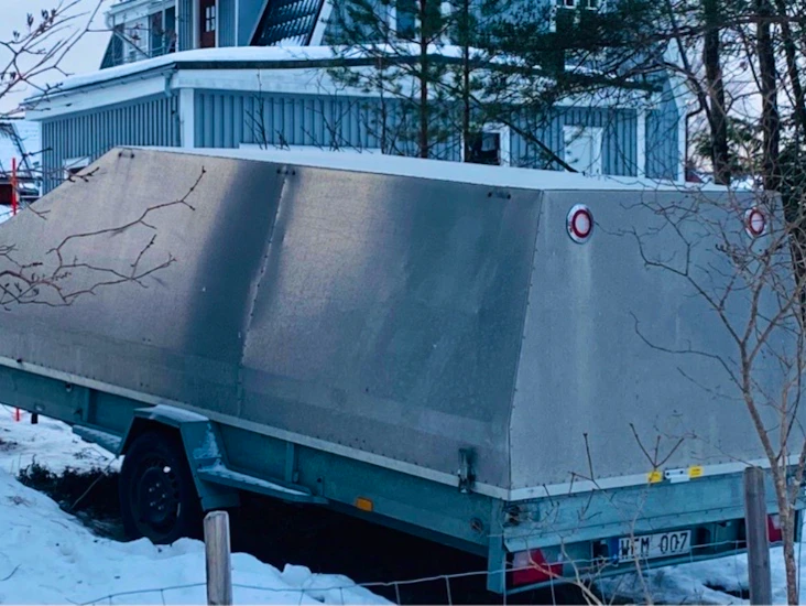 Släpvagn med kåpa