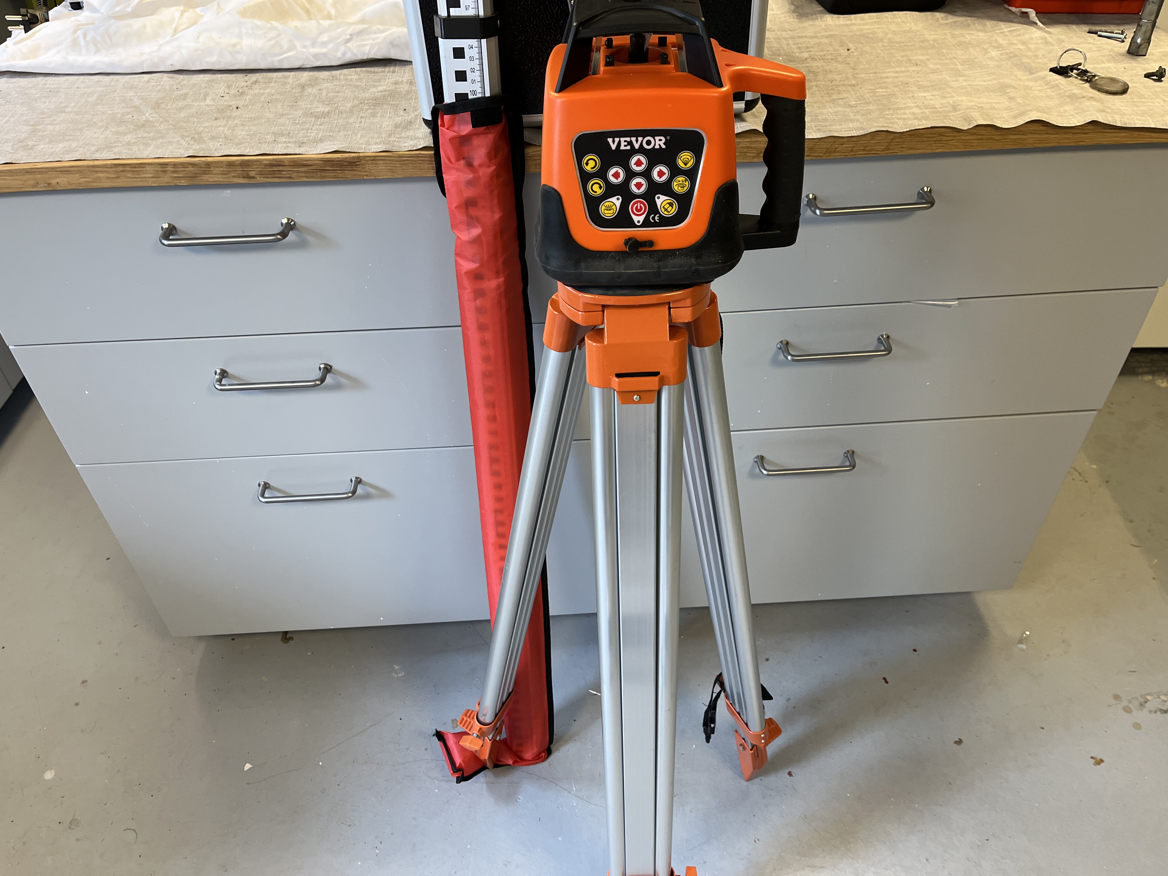 Rotationslaser med stativ.  mottagare. stång