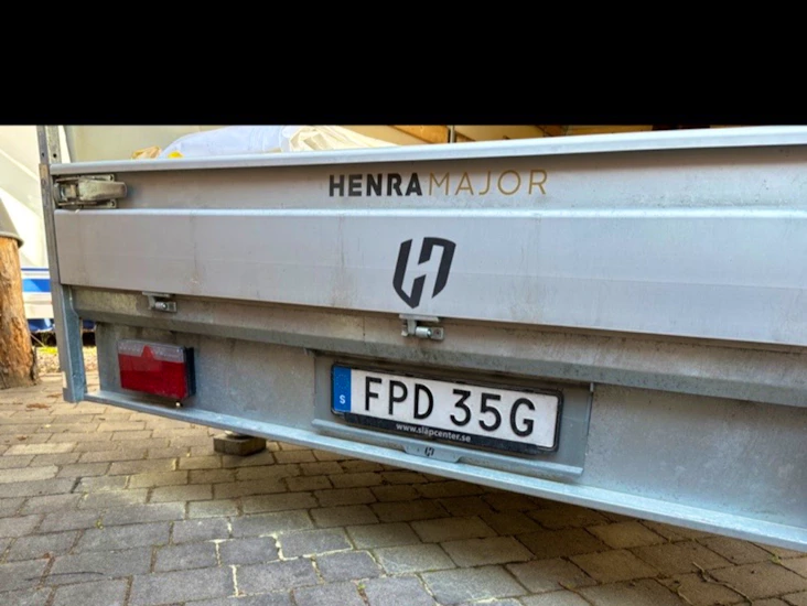 Släpvagn med kapell och bilramper