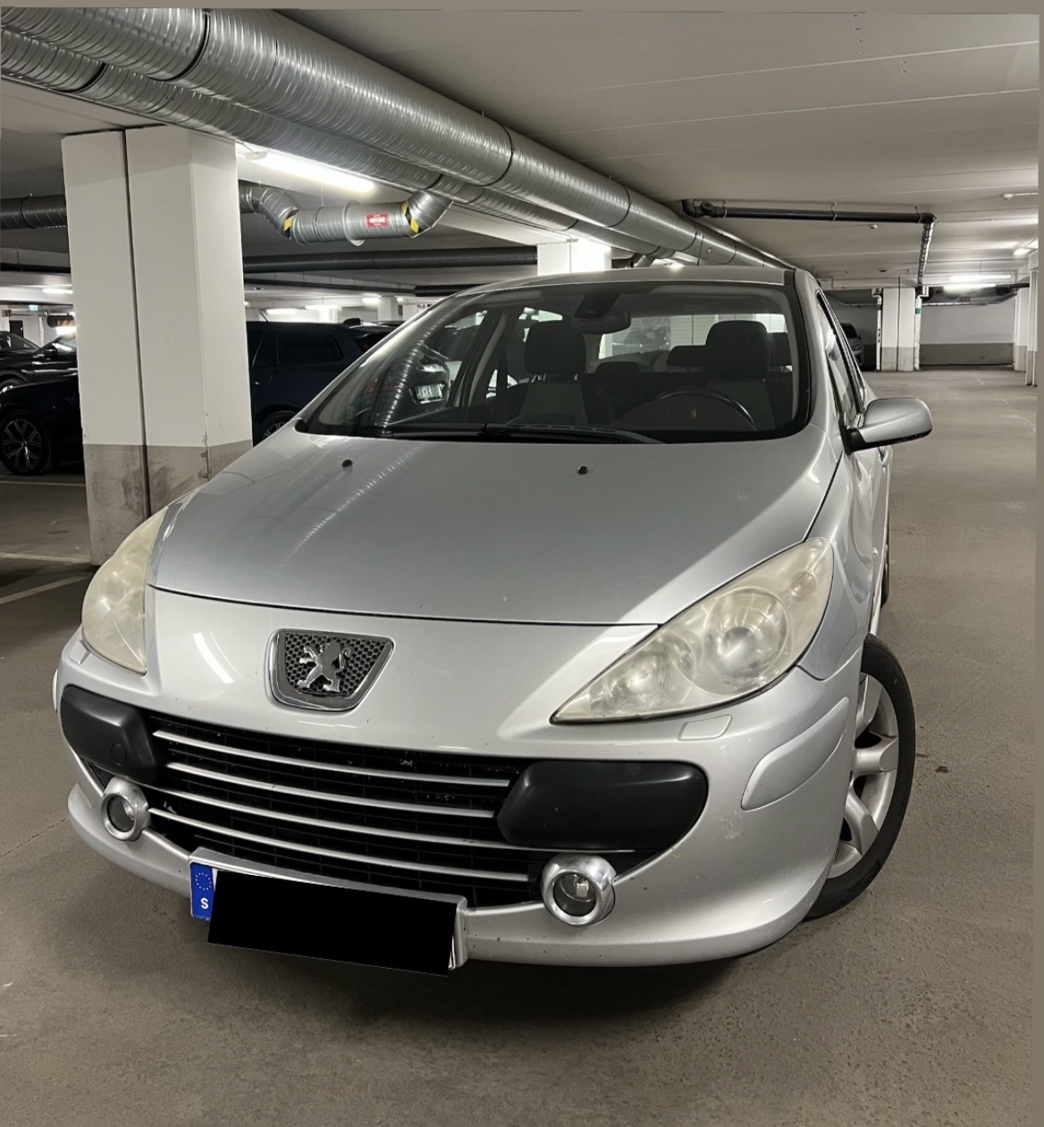 Peugeot - halvkombi uthyres (15 fria mil/dygn)