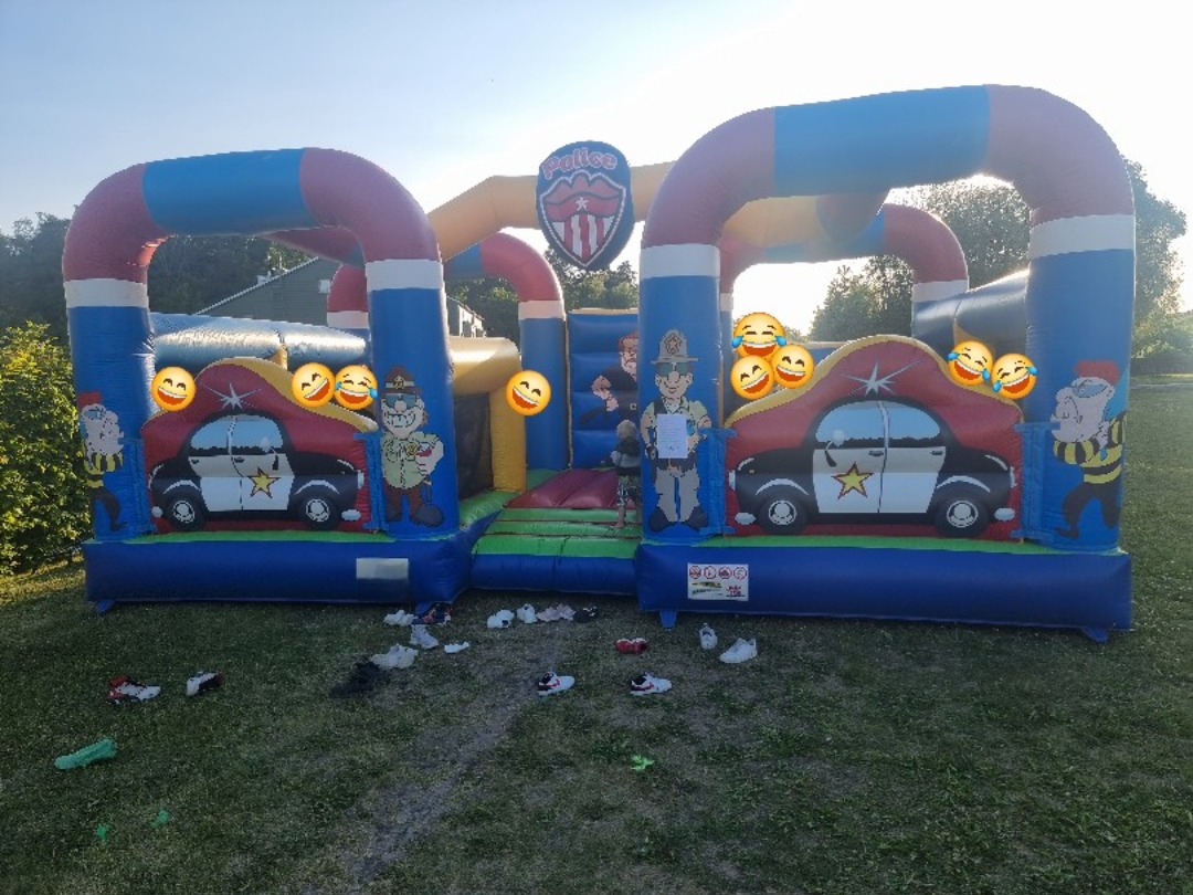 Gigantisk hoppborg / lekland "tjuv och polis" ca 5x8m