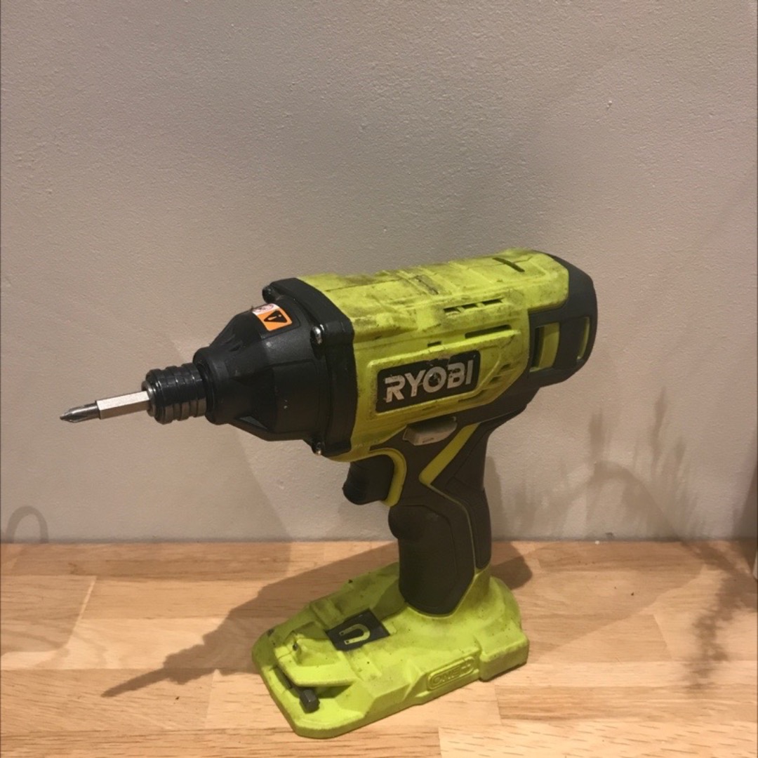 Skruvmaskin med slag ryobi